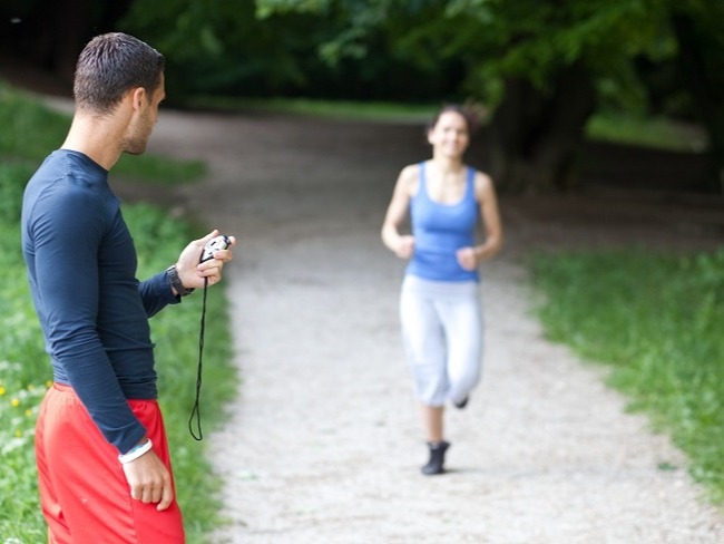 跑步训练只要增加训练量就能有效缩短完成的时间？
